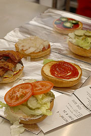 beim Warten kann man zuschauen, wie im Hintergrund die Five Guys Gerichte zubereitet werden (©Foto: Martin Schmitz)